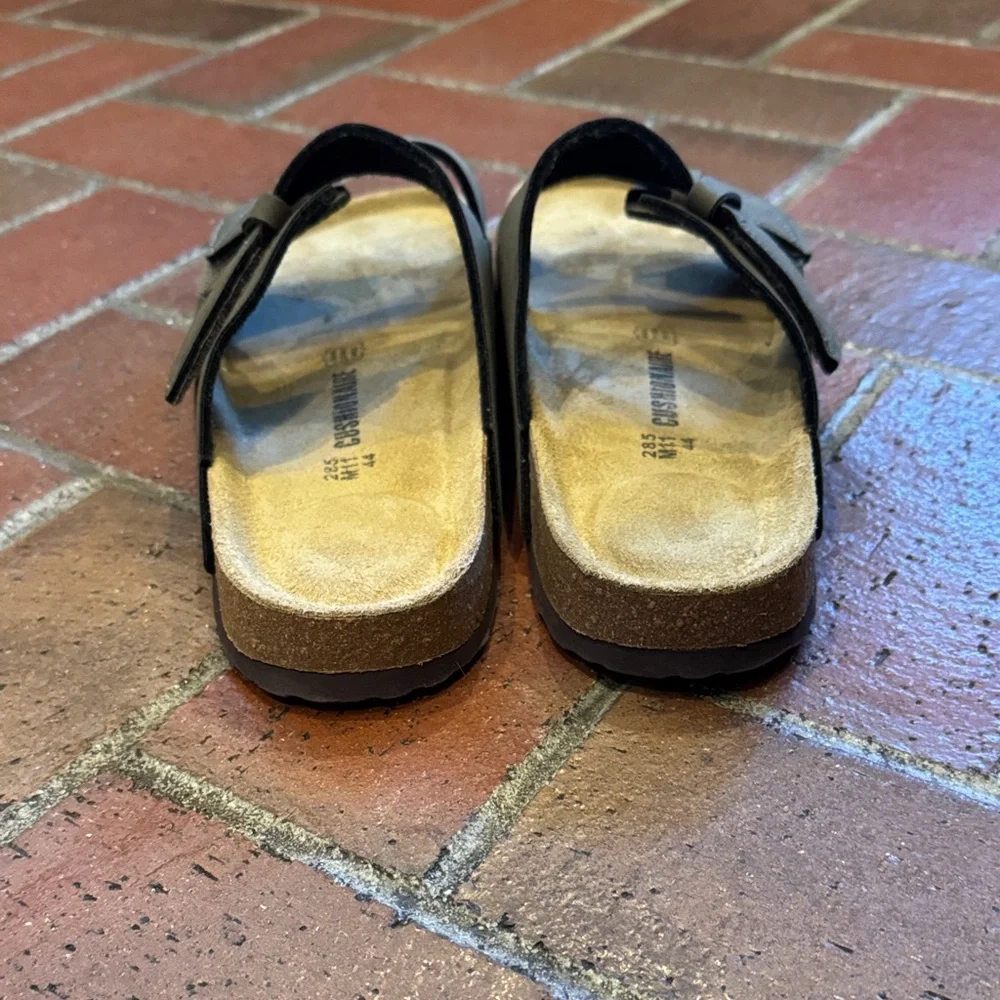 CUSHIONAIRE Men's Lynx Cork footbed Sandal with‎ +Comfort